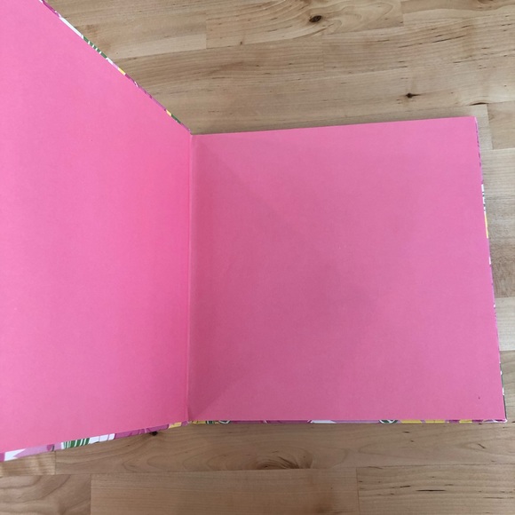 πΈπ Essentially Lilly: A Guide to Colorful Entertaining by Lilly Pulitzer ππΈ - Picture 2 of 16